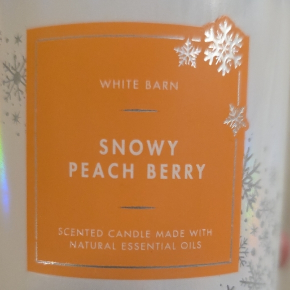 White Barn Snowy Peach Berry Candle - White Jar with Orange Label - Picture 2 of 4